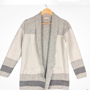 LIKE NEW SIZE M Elegant Women's Gray and Cream Cardigan